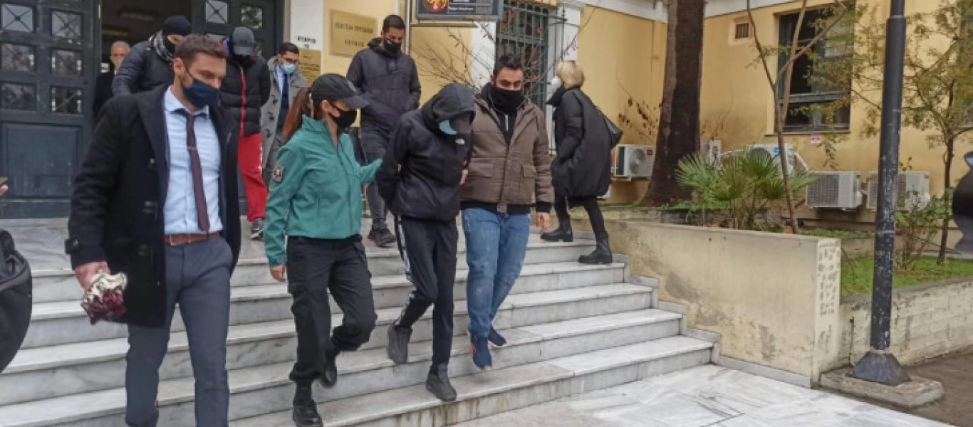 Ξυλοδαρμός σταθμάρχη: Στον ανακριτή σήμερα οι δύο ανήλικοι